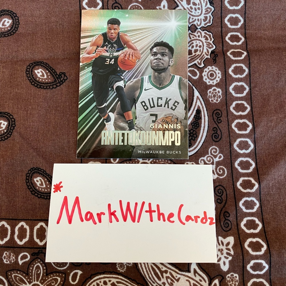 2020-21 Panini Chronicles Essentials Giannis Antetokounmpo Milwaukee Bucks